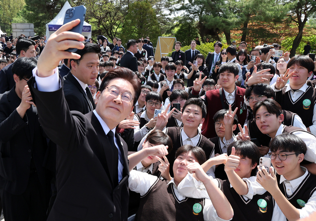 4·19혁명 기념식, 학생들과 셀카 찍는 이재명 대통령