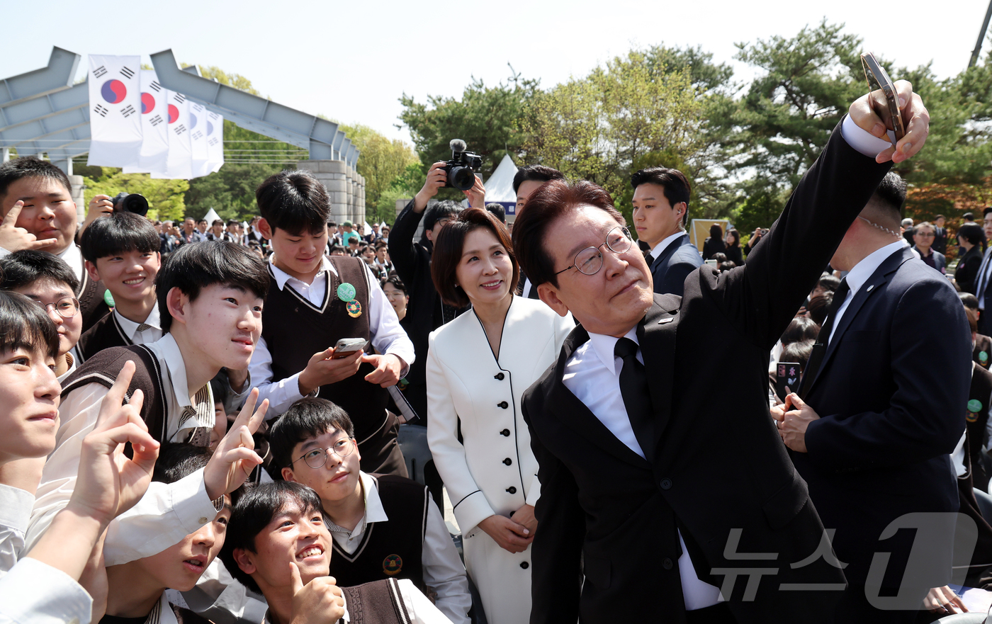 (서울=뉴스1) 허경 기자 = 이재명 대통령이 19일 서울 강북구 수유동 국립4·19민주묘지에서 열린 제66주년 4·19혁명 기념식을 마친 뒤 참가 학생들과 셀카를 찍고 있다. …