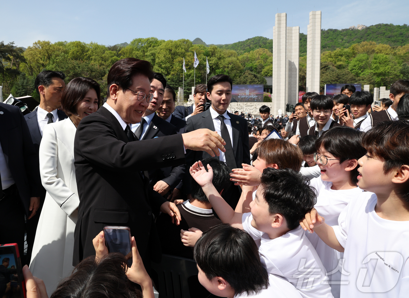 (서울=뉴스1) 허경 기자 = 이재명 대통령과 김혜경 여사가 19일 서울 강북구 수유동 국립4·19민주묘지에서 열린 제66주년 4·19혁명 기념식을 마친 뒤 참가 학생들과 인사를 …