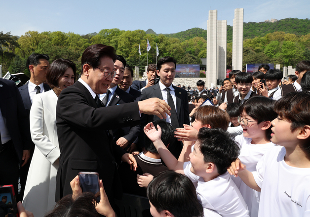 4·19혁명 기념식 참가 학생들과 인사하는 이재명 대통령