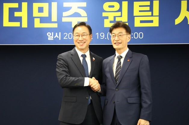 "경쟁에서 협력으로"…위성곤·문대림 '원 팀' 선언