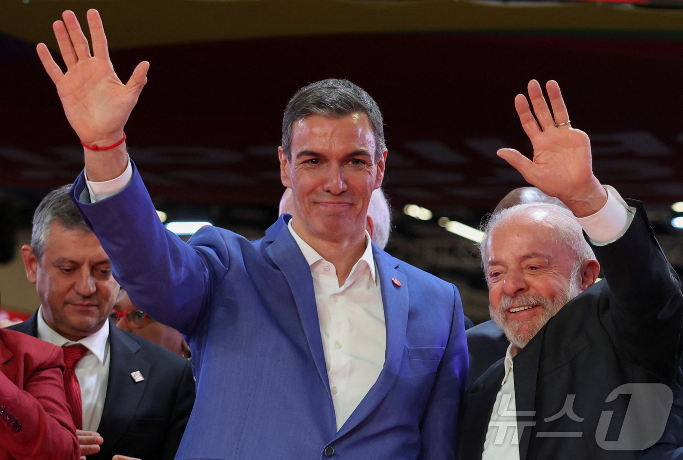 (바르셀로나 로이터=뉴스1) 김경민 기자 = 페드로 산체스 스페인 총리(왼쪽)와 루이스 이나시우 룰라 다 시우바 브라질 대통령이 18일(현지시간) 바르셀로나에서 열린 민주주의 수호 …