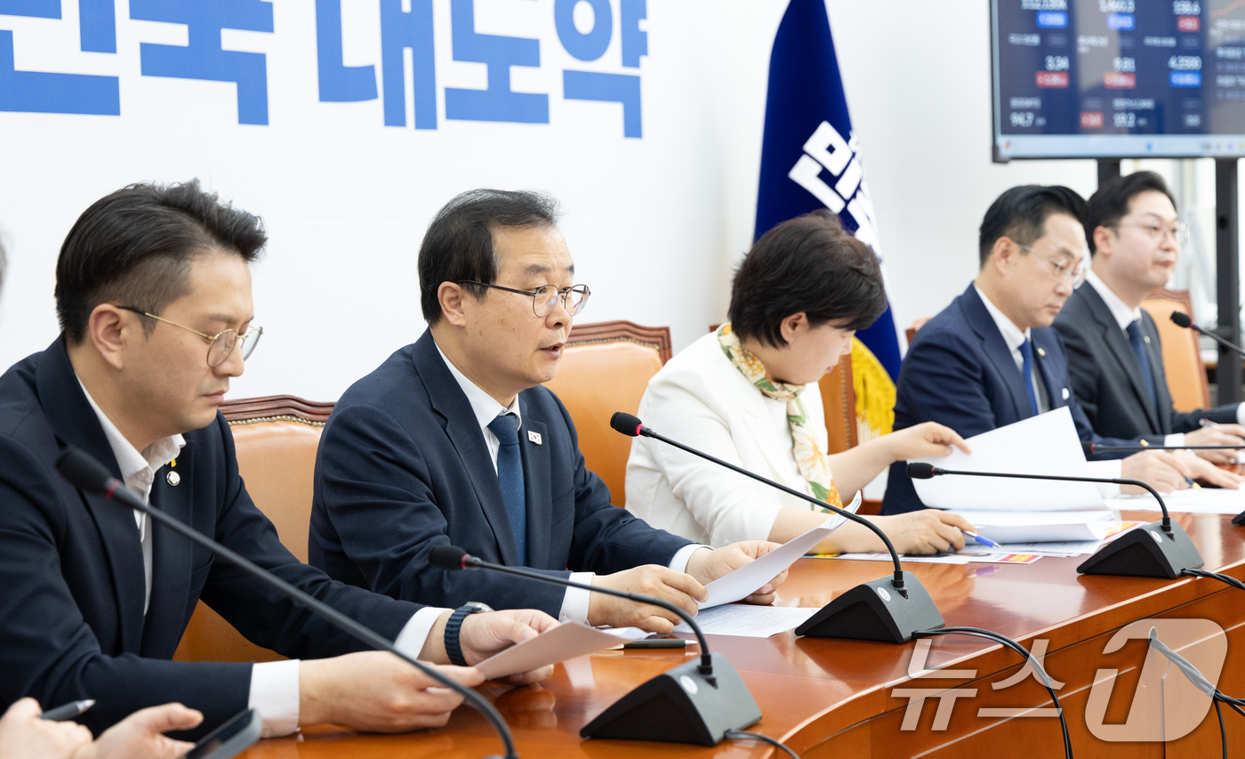 (서울=뉴스1) 이승배 기자 = 19일 서울 여의도 국회에서 열린 윤석열 정치검찰 조작기소 국조특위 기자간담회에서 이건태 더불어민주당 의원이 발언하고 있다. 2026.4.19/뉴스 …