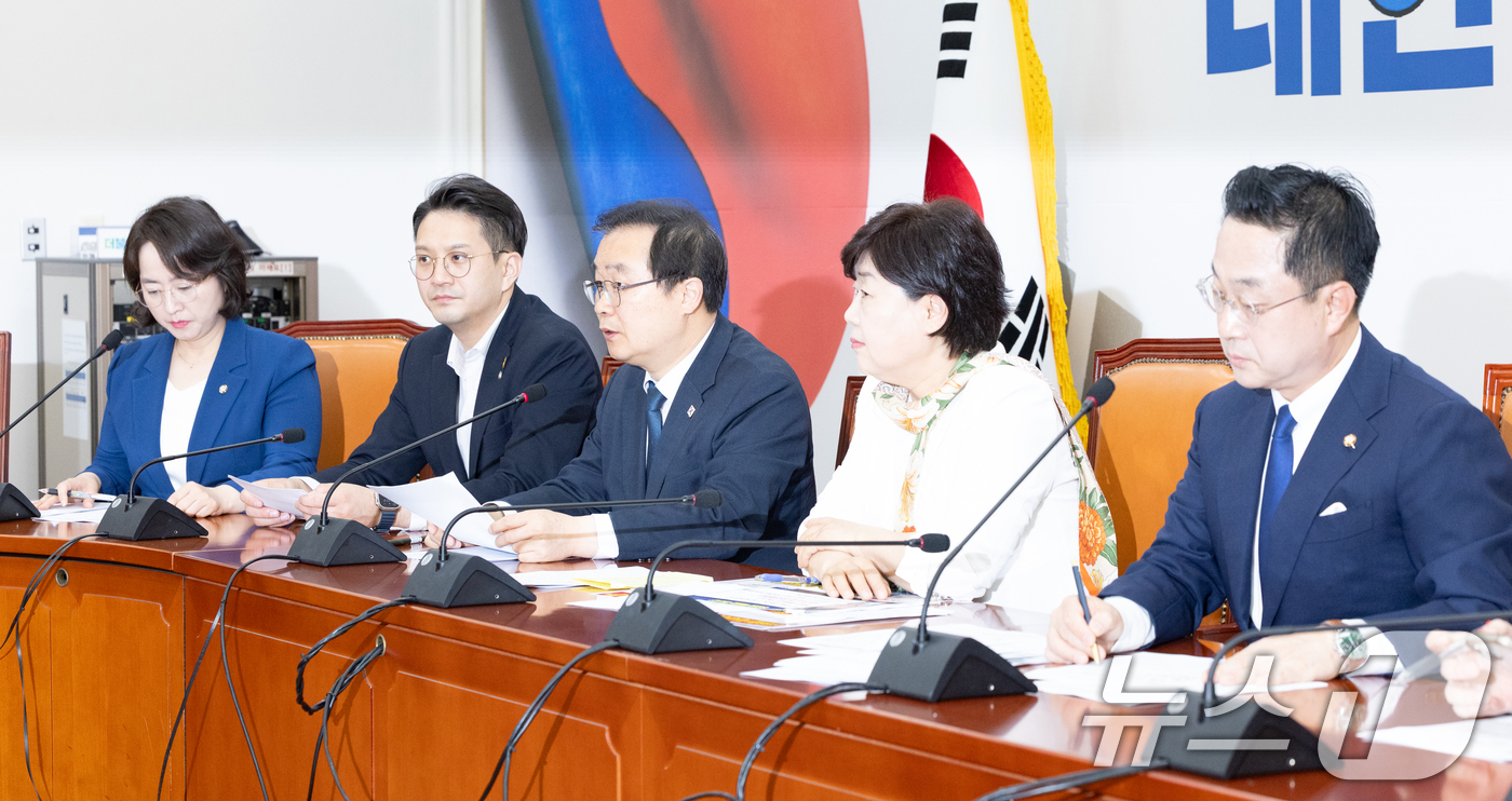 (서울=뉴스1) 이승배 기자 = 19일 서울 여의도 국회에서 열린 윤석열 정치검찰 조작기소 국조특위 기자간담회에서 이건태 더불어민주당 의원이 발언하고 있다. 2026.4.19/뉴스 …