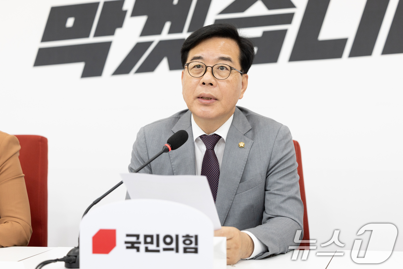 (서울=뉴스1) 이승배 기자 = 송언석 국민의힘 원내대표가 19일 서울 여의도 국회에서 현안 관련 기자간담회를 하고 있다. 2026.4.19/뉴스1