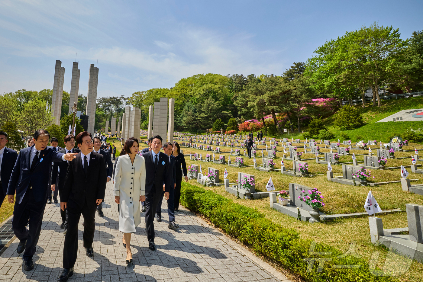 (서울=뉴스1) 허경 기자 = 이재명 대통령과 김혜경 여사가 19일 서울 강북구 수유동 국립4·19민주묘지에서 열린 제66주년 4·19혁명 기념식을 마친 뒤 묘비를 둘러보고 있다. …