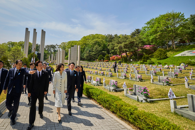 4·19민주묘지 둘러보는 이재명 대통령