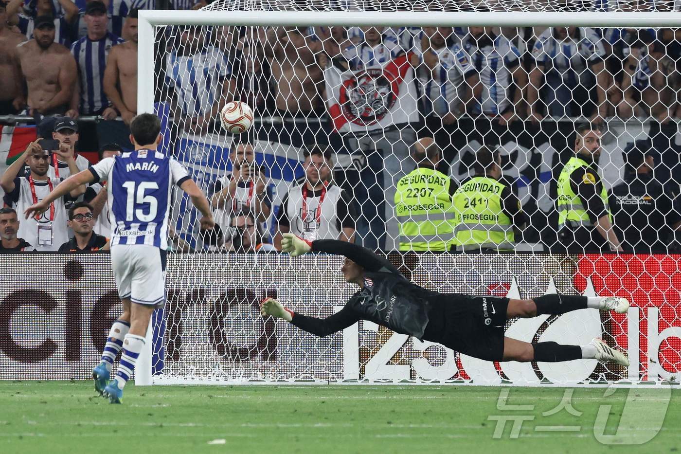 본문 이미지 - 레알 소시아데드의 파블로 마린이 19일(한국시간) 열린 2025-26 코파 델 레이 결승 아틀레티코 마드리드전에서 우승을 확정하는 승부차기 득점을 기록했다. ⓒ AFP=뉴스1