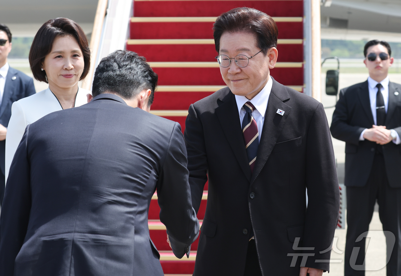 (성남=뉴스1) 이재명 기자 = 인도·베트남 순방길에 오른 이재명 대통령이 19일 경기 성남 서울공항을 통해 출국하며 환송객들과 인사를 나누고 있다.