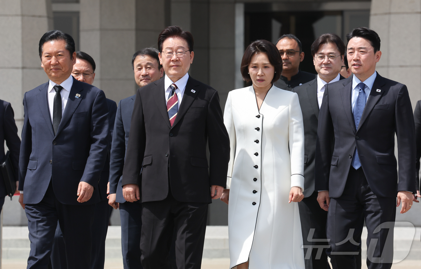 (성남=뉴스1) 이재명 기자 = 인도·베트남 순방길에 오른 이재명 대통령과 김혜경 여사가 19일 경기 성남 서울공항에서 공군1호기로 이동하고 있다.