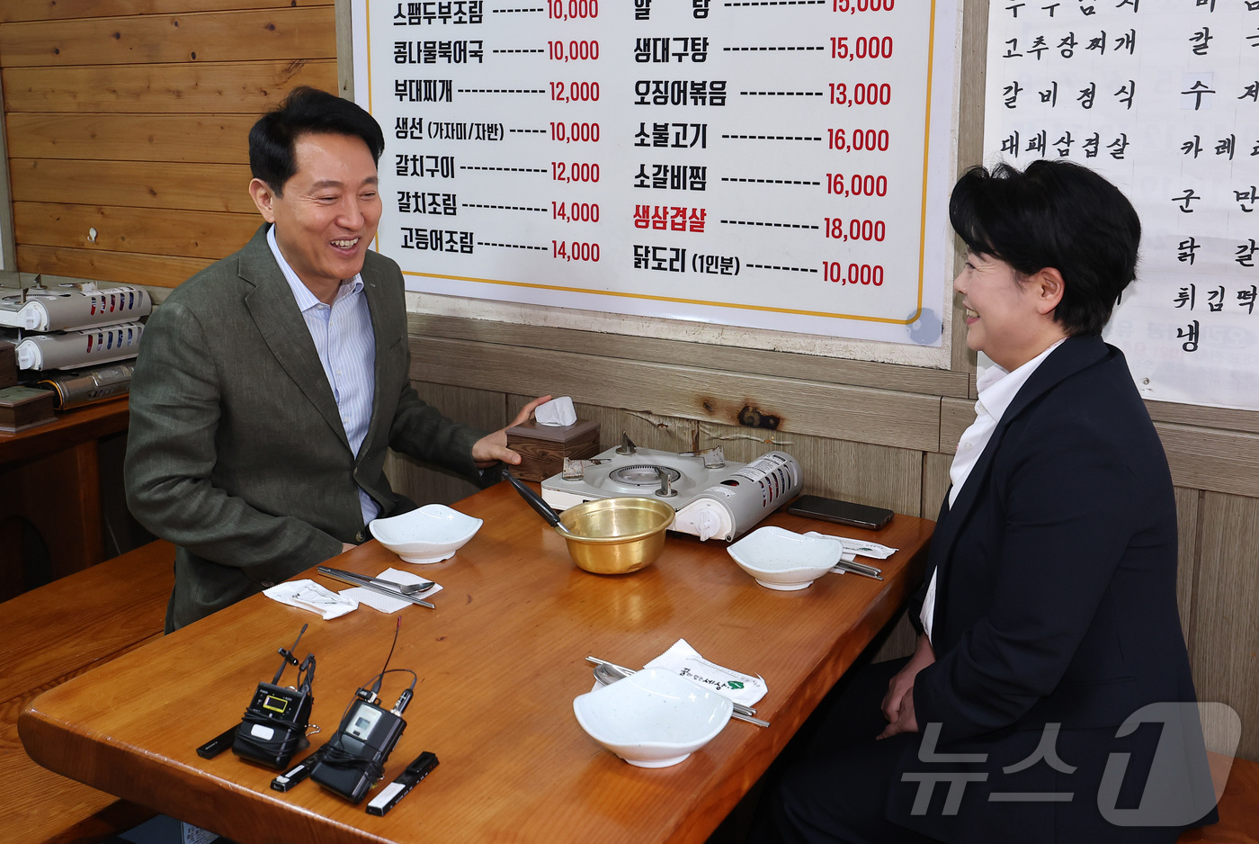 (서울=뉴스1) 김성진 기자 = 오세훈 국민의힘 서울시장 후보가 19일 서울 종로구 한 식당에서 서울시장 경선을 펼친 윤희숙 전 의원과 오찬하며 대화하고 있다. 2026.4.19/ …