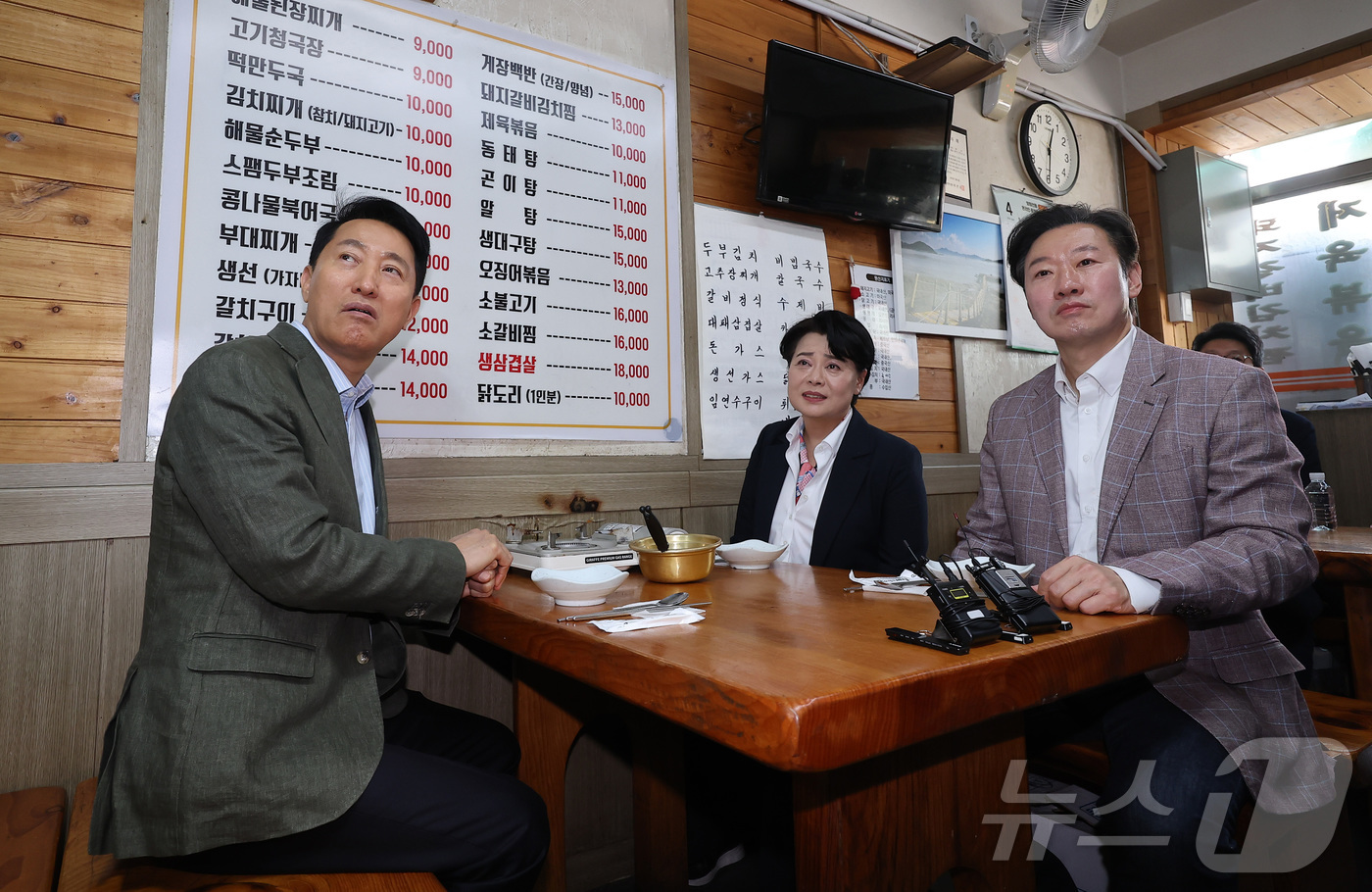 (서울=뉴스1) 김성진 기자 = 오세훈 국민의힘 서울시장 후보가 19일 서울 종로구 한 식당에서 서울시장 경선을 펼친 윤희숙 전 의원, 박수민 의원과 오찬하고 있다. 2026.4. …