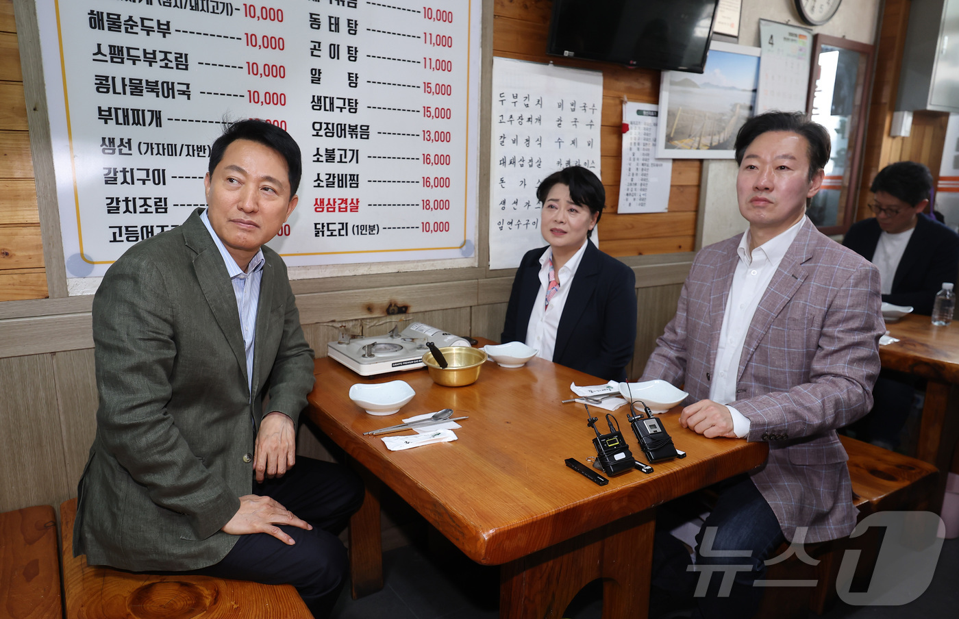 (서울=뉴스1) 김성진 기자 = 오세훈 국민의힘 서울시장 후보가 19일 서울 종로구 한 식당에서 서울시장 경선을 펼친 윤희숙 전 의원, 박수민 의원과 오찬하고 있다. 2026.4. …