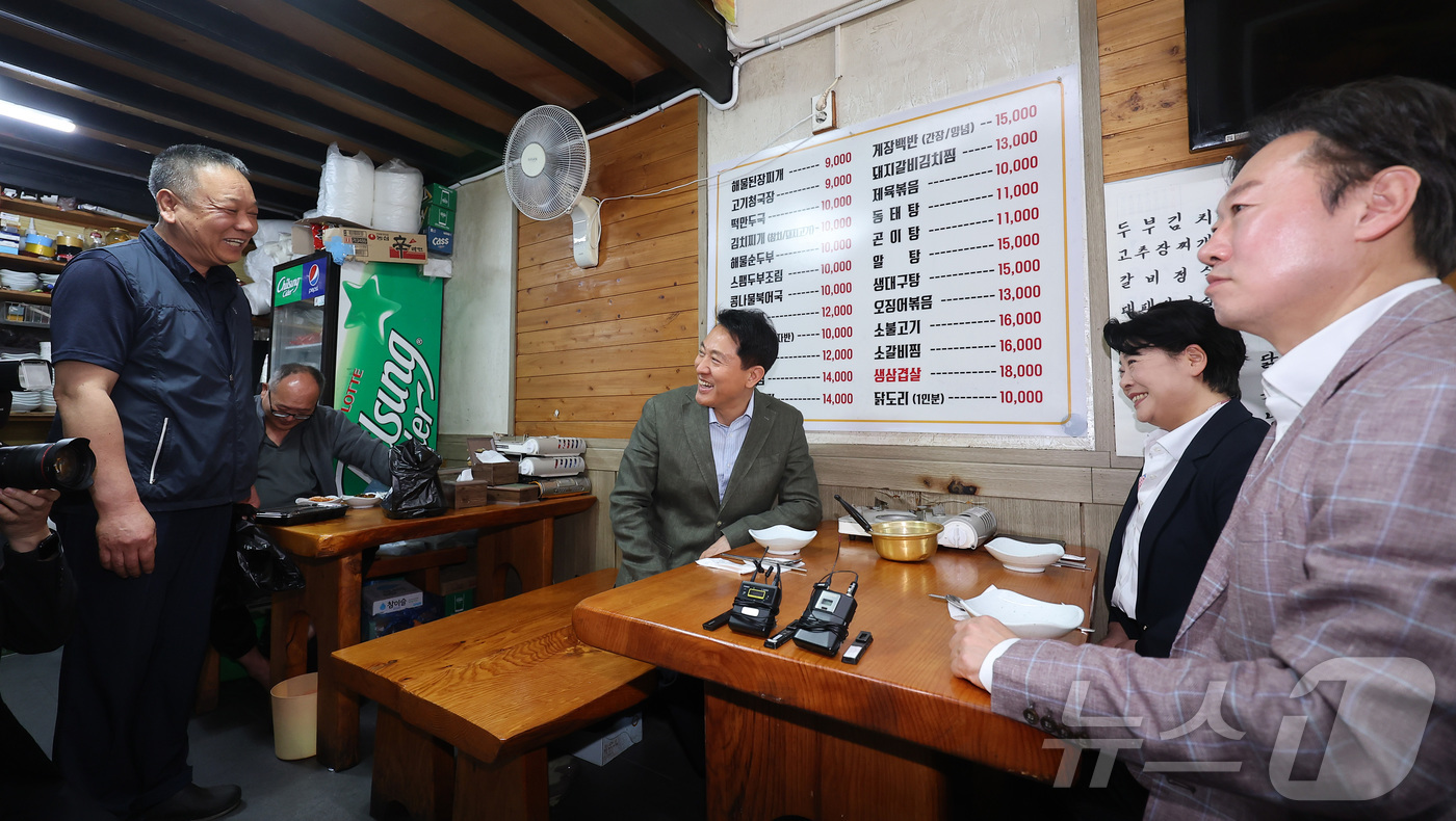 (서울=뉴스1) 김성진 기자 = 오세훈 국민의힘 서울시장 후보가 19일 서울 종로구 한 식당에서 서울시장 경선을 펼친 윤희숙 전 의원, 박수민 의원과 오찬하며 상인과 대화하고 있다 …