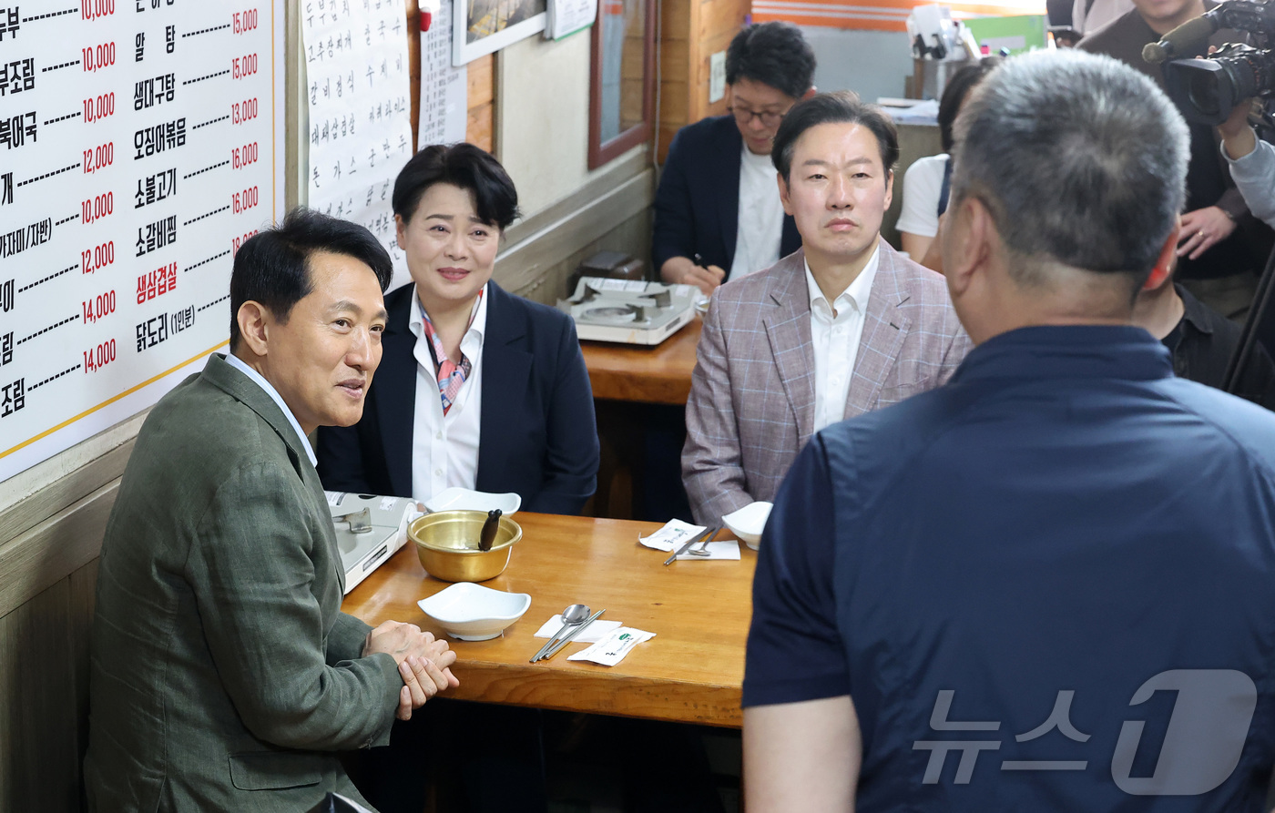 (서울=뉴스1) 김성진 기자 = 오세훈 국민의힘 서울시장 후보가 19일 서울 종로구 한 식당에서 서울시장 경선을 펼친 윤희숙 전 의원, 박수민 의원과 오찬하며 상인과 대화하고 있다 …