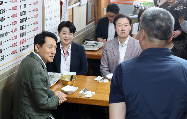 상인과 대화하는 오세훈 국민의힘 서울시장 후보