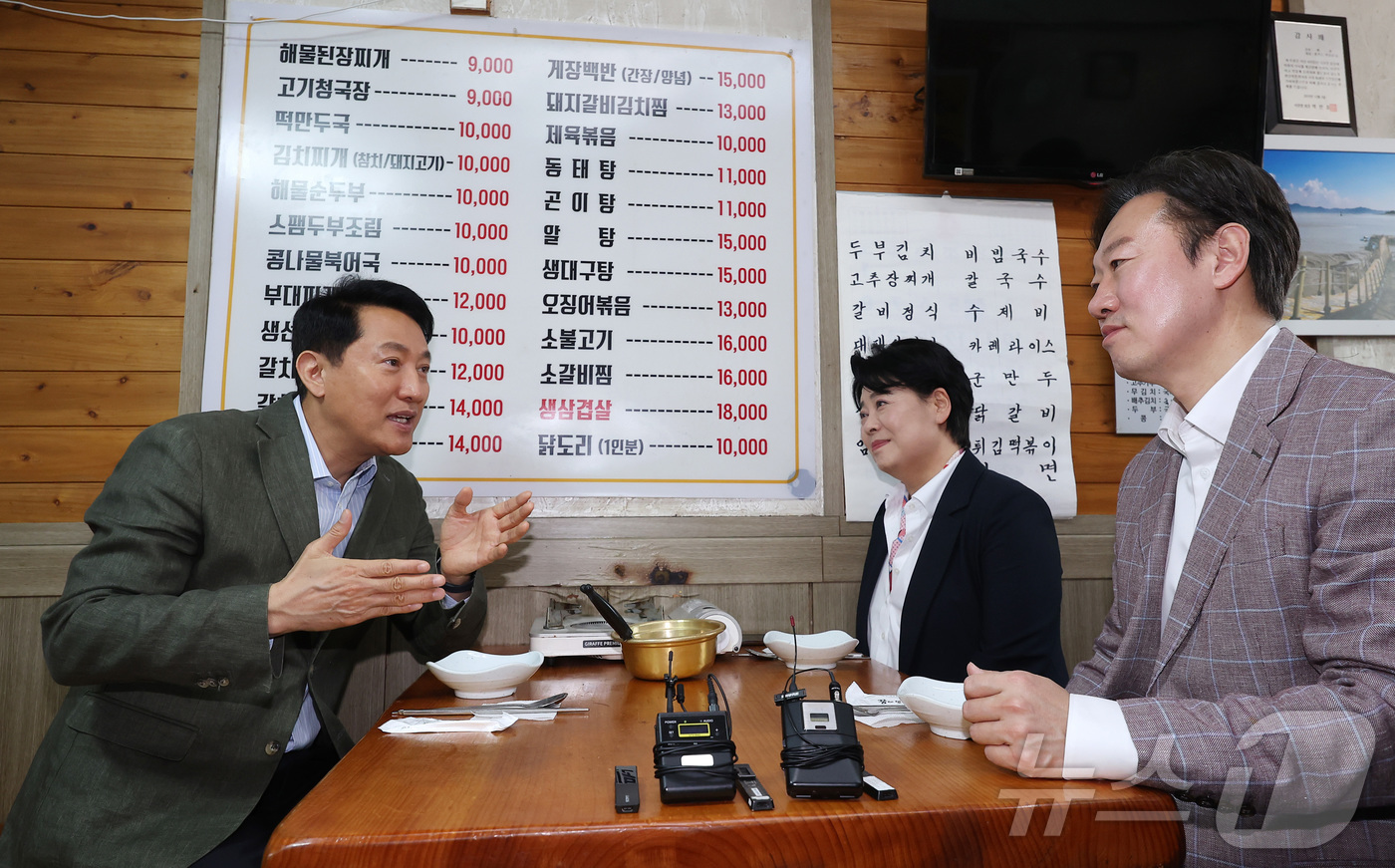 (서울=뉴스1) 김성진 기자 = 오세훈 국민의힘 서울시장 후보가 19일 서울 종로구 한 식당에서 서울시장 경선을 펼친 윤희숙 전 의원, 박수민 의원과 오찬하고 있다. 2026.4. …