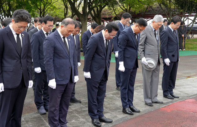 전남도, 4·19혁명 기념일 맞아 민주영령 추모