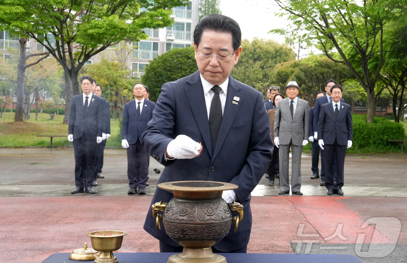 (무안=뉴스1) 전원 기자 = 김영록 전라남도지사가 제66주년 4·19혁명 기념일인 19일 오전 목포시 상동 달맞이공원 4·19민주혁명 기념비를 찾아 민주주의와 정의를 위해 독재정 …