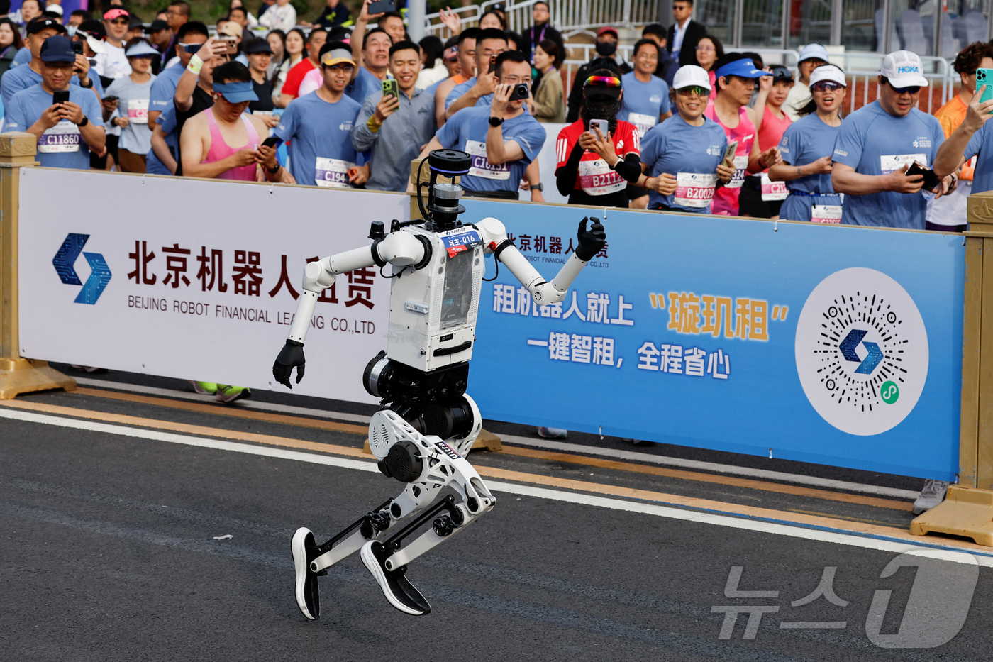 (로이터=뉴스1) 송원영 기자 = 19일 중국 베이징에서 열린 제2회 베이징 이타운 하프 마라톤 및 휴머노이드 로봇 하프 마라톤에서 휴머노이드 로봇이 달리고 있다.ⓒ 로이터=뉴스1 …