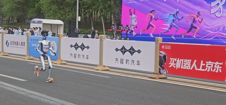 본문 이미지 - 아너가 개발한 휴머노이드 로봇 '위안치자이'가 제2회 베이징 이좡 휴머노이드 로봇 하프마라톤에 참가했다.