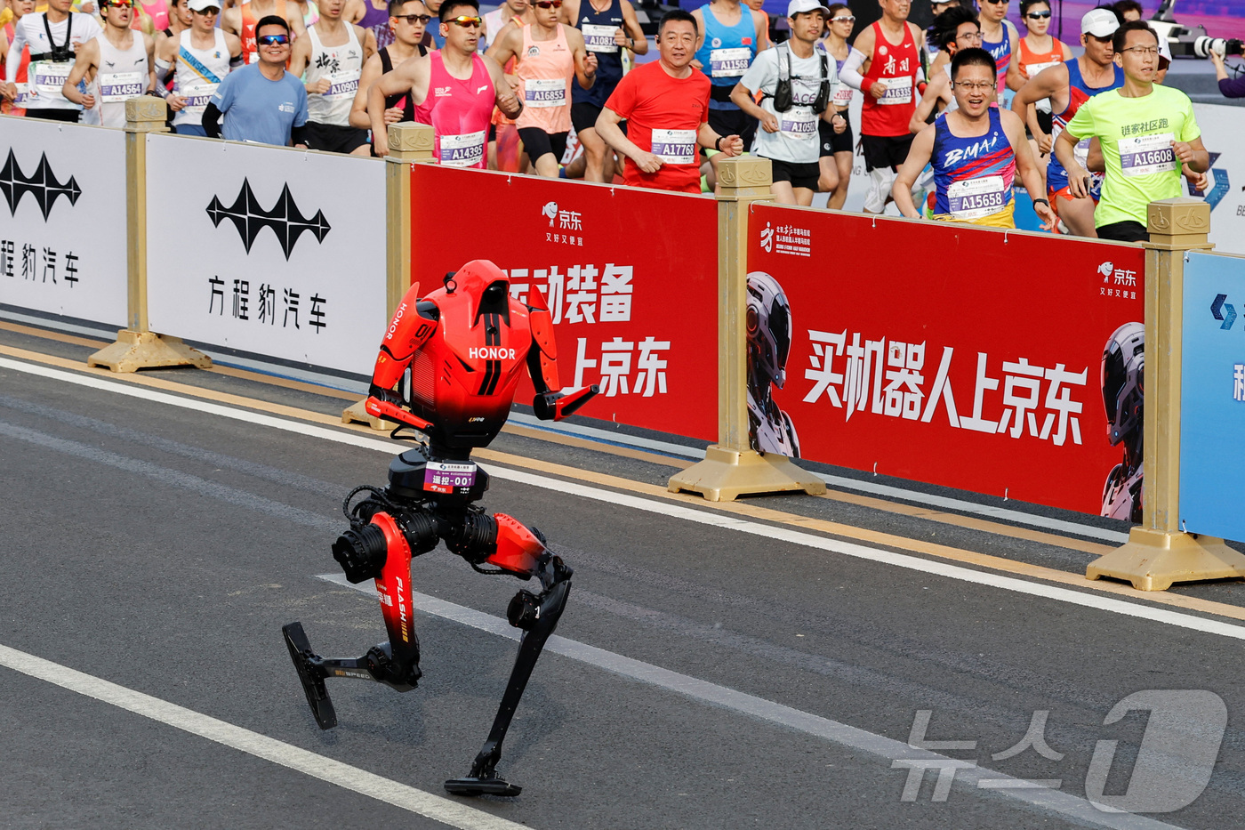 송원영 기자 = 19일 중국 베이징시 이좡에서 개최된 '제2회 휴머노이드 로봇 하프마라톤 대회'에 참가한 아너의 '샨뎬'이 출발해 빠르게 뛰고 있다.ⓒ 로이터=뉴스1