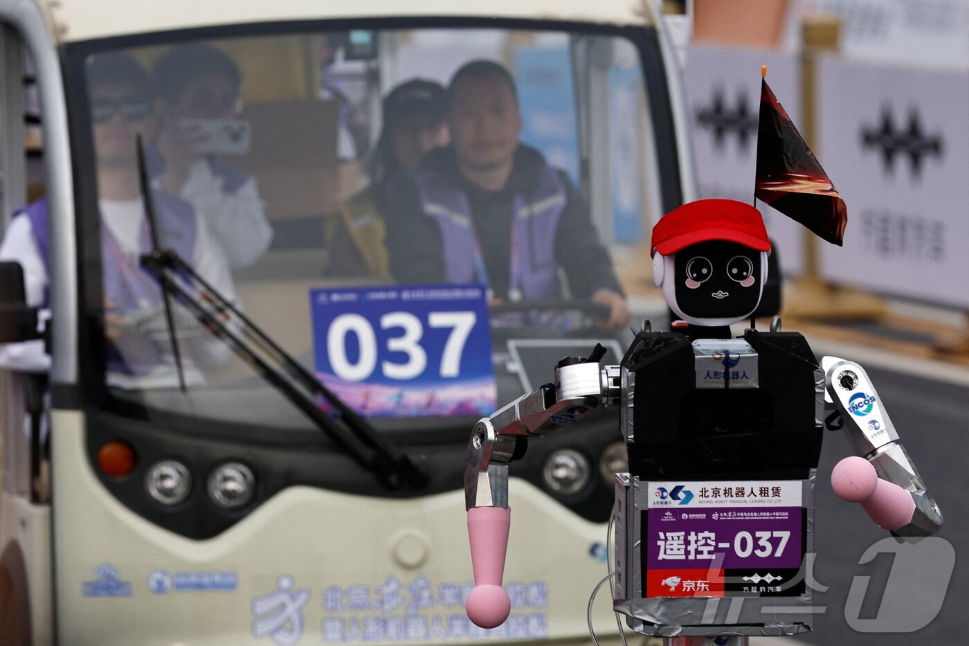 본문 이미지 - 19일 중국 베이징에서 열린 제2회 베이징 이타운 하프 마라톤 및 휴머노이드 로봇 하프 마라톤에서 휴머노이드 로봇이 달리고 있다. ⓒ 로이터=뉴스1