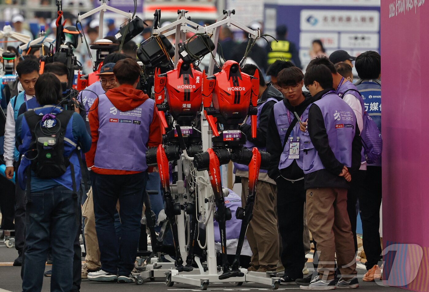 본문 이미지 - 19일 중국 베이징에서 열린 제2회 베이징 이타운 하프 마라톤 및 휴머노이드 로봇 하프 마라톤에서 휴머노이드 로봇이 출발 준비를 하고 있다. ⓒ 로이터=뉴스1ⓒ 로이터=뉴스1