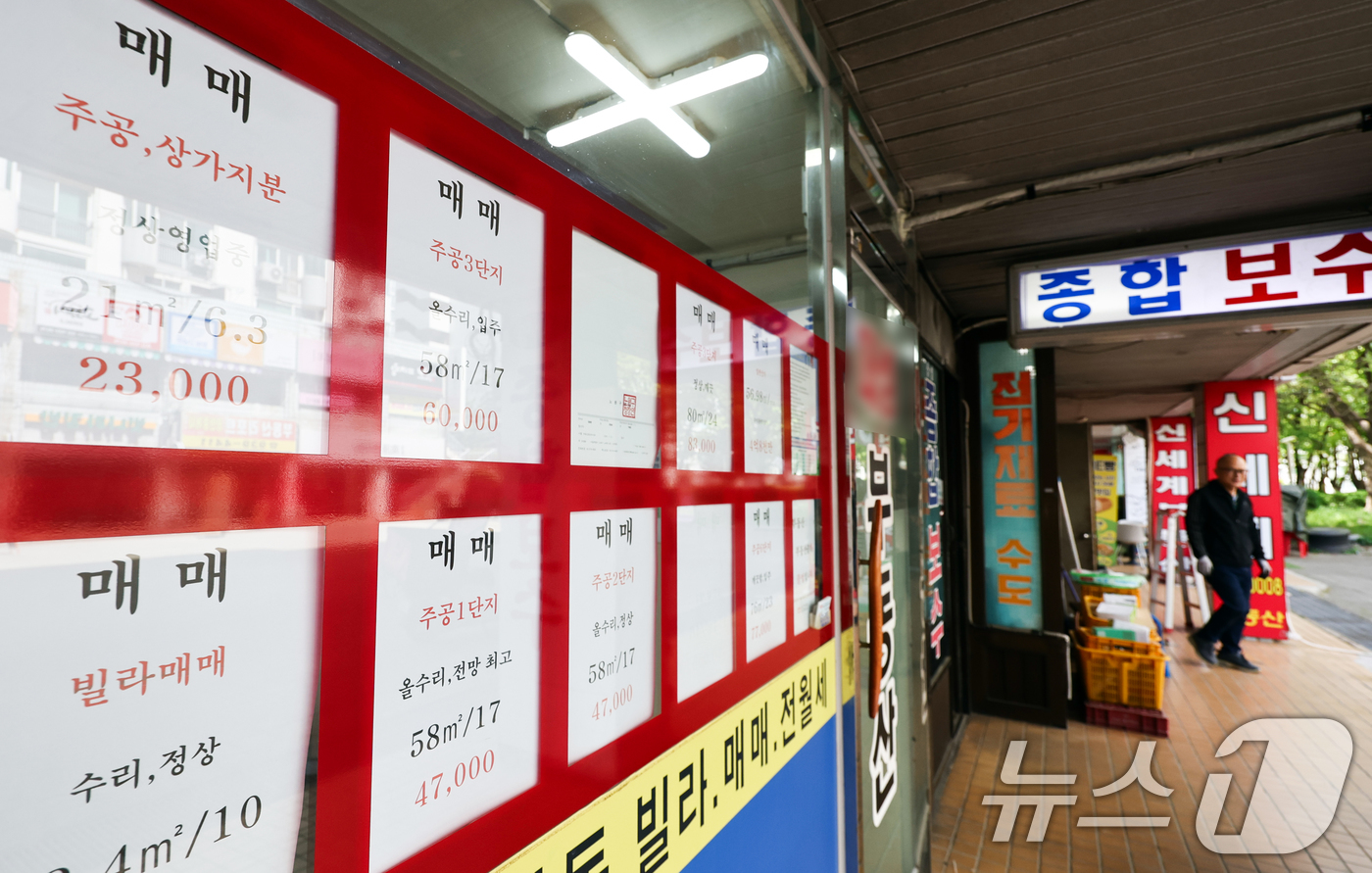 (서울=뉴스1) 최지환 기자 = 부동산 빅데이터 업체 아실에 따르면 18일 기준 서울 아파트 전세 매물은 1만5천427건으로 2년 전 대비 49.9% 급감했다. 서울 25개 구에서 …