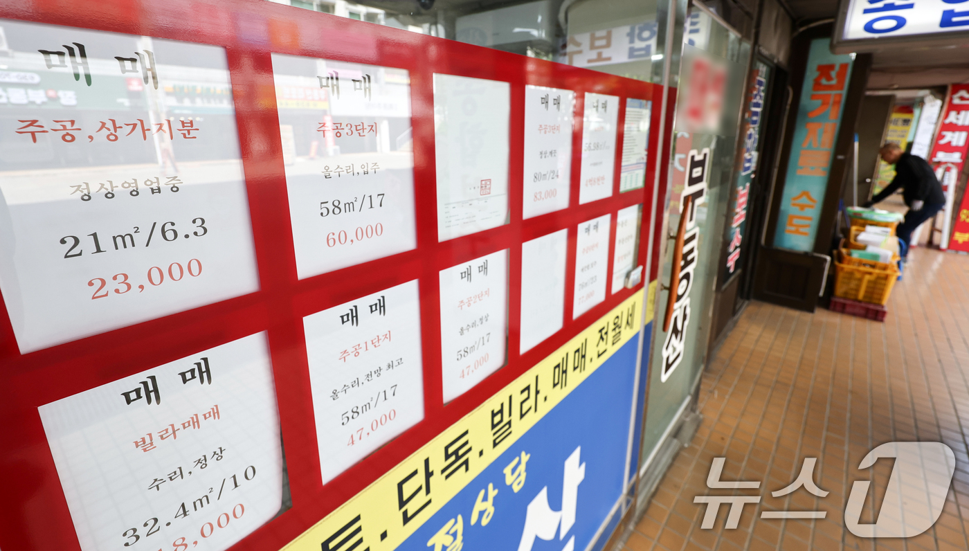 (서울=뉴스1) 최지환 기자 = 부동산 빅데이터 업체 아실에 따르면 18일 기준 서울 아파트 전세 매물은 1만5천427건으로 2년 전 대비 49.9% 급감했다. 서울 25개 구에서 …