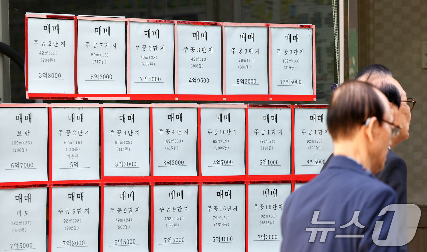 (서울=뉴스1) 최지환 기자 = 부동산 빅데이터 업체 아실에 따르면 18일 기준 서울 아파트 전세 매물은 1만5천427건으로 2년 전 대비 49.9% 급감했다. 서울 25개 구에서 …