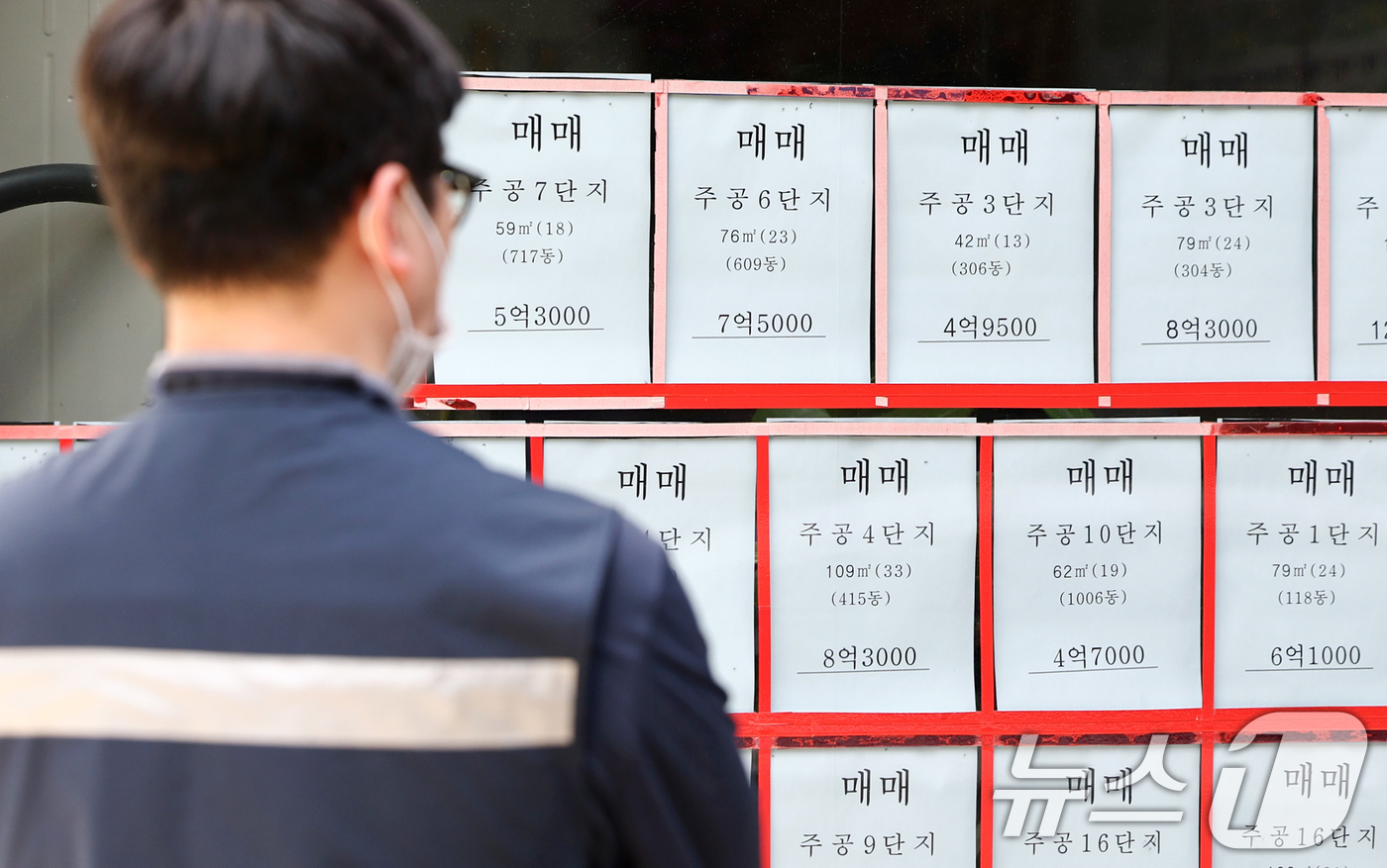 (서울=뉴스1) 최지환 기자 = 부동산 빅데이터 업체 아실에 따르면 18일 기준 서울 아파트 전세 매물은 1만5천427건으로 2년 전 대비 49.9% 급감했다. 서울 25개 구에서 …