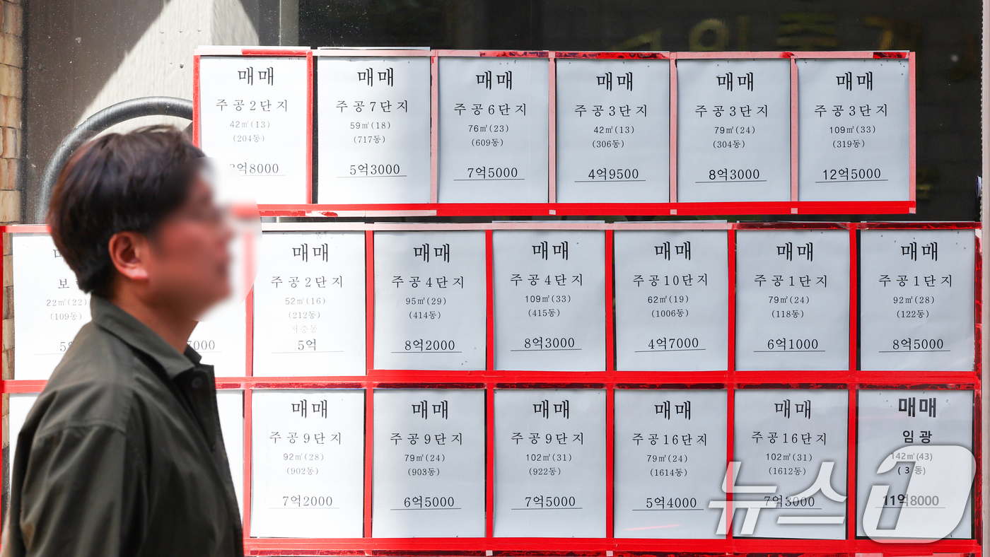 (서울=뉴스1) 최지환 기자 = 부동산 빅데이터 업체 아실에 따르면 18일 기준 서울 아파트 전세 매물은 1만5천427건으로 2년 전 대비 49.9% 급감했다. 서울 25개 구에서 …