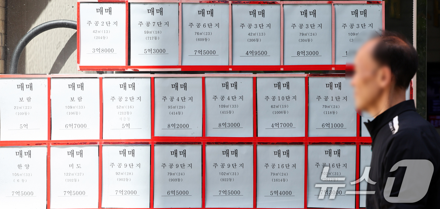 (서울=뉴스1) 최지환 기자 = 부동산 빅데이터 업체 아실에 따르면 18일 기준 서울 아파트 전세 매물은 1만5천427건으로 2년 전 대비 49.9% 급감했다. 서울 25개 구에서 …