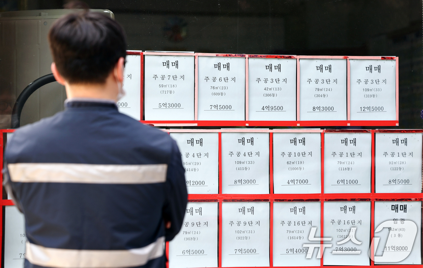 (서울=뉴스1) 최지환 기자 = 부동산 빅데이터 업체 아실에 따르면 18일 기준 서울 아파트 전세 매물은 1만5천427건으로 2년 전 대비 49.9% 급감했다. 서울 25개 구에서 …