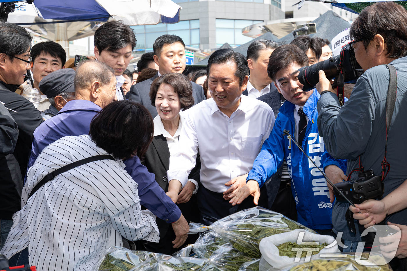(서울=뉴스1) 이승배 기자 = 정청래 더불어민주당 대표가 19일 경기 성남시 모란시장 민속 5일장을 찾아 시민들과 인사하고 있다. 2026.4.19/뉴스1