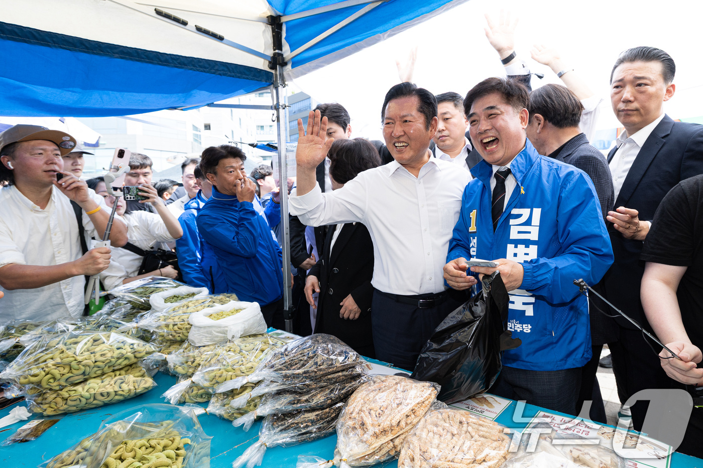 (서울=뉴스1) 이승배 기자 = 정청래 더불어민주당 대표가 19일 경기 성남시 모란시장 민속 5일장을 찾아 상인들과 인사하고 있다. 2026.4.19/뉴스1