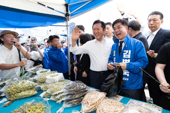 성남 모란 민속5일장 찾은 정청래 대표