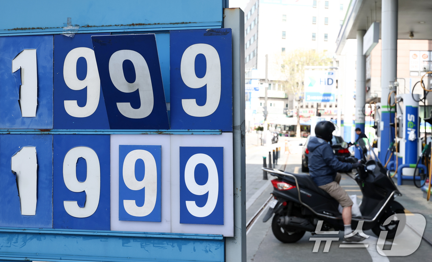 (서울=뉴스1) 최지환 기자 = 전국 평균 휘발유 가격이 리터당 2000원을 넘어선 가운데 19일 서울의 한 주유소에 유가 정보가 표시돼 있다.한국석유공사 유가정보시스템 오피넷에 …