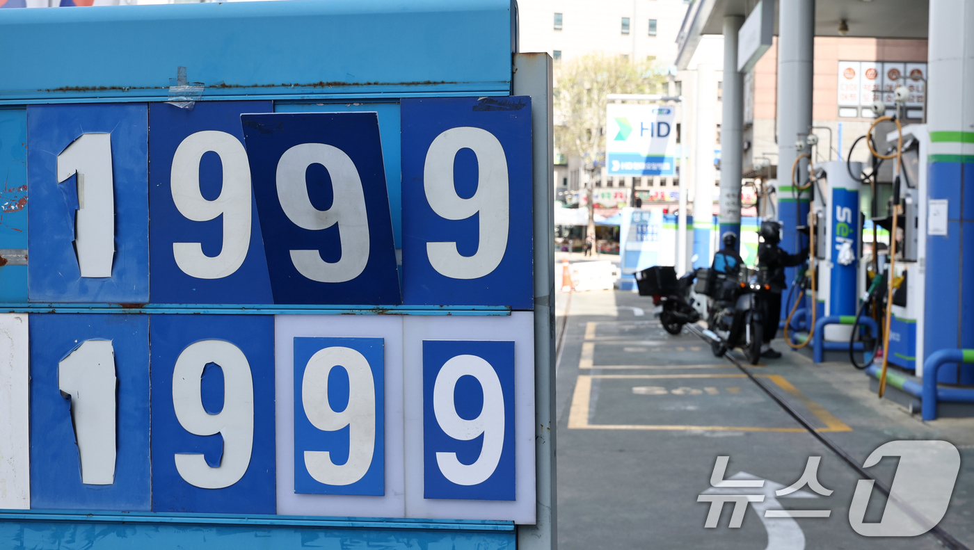 (서울=뉴스1) 최지환 기자 = 전국 평균 휘발유 가격이 리터당 2000원을 넘어선 가운데 19일 서울의 한 주유소에 유가 정보가 표시돼 있다.한국석유공사 유가정보시스템 오피넷에 …