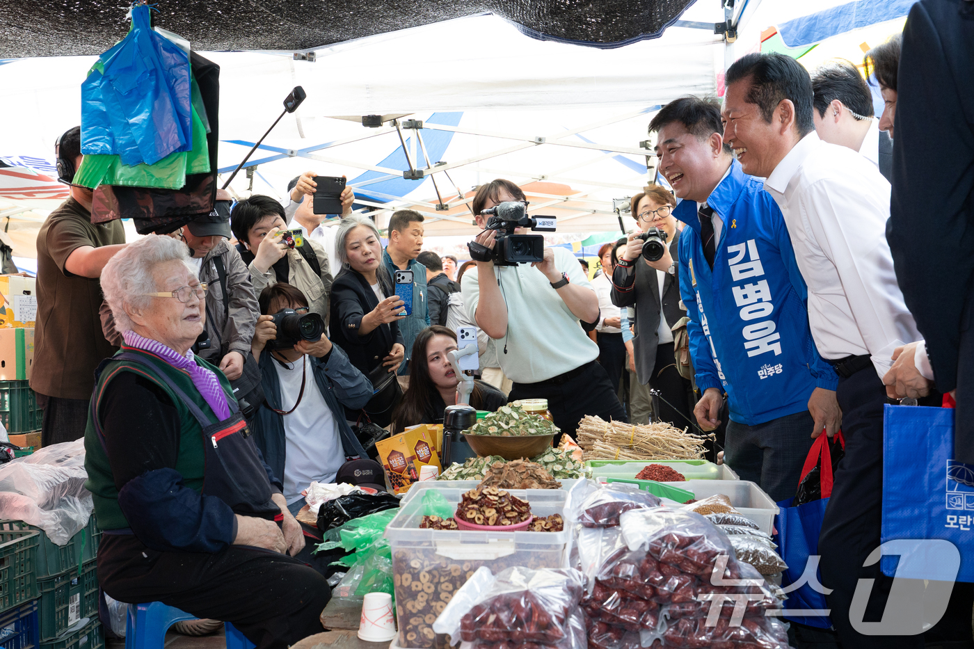 (서울=뉴스1) 이승배 기자 = 정청래 더불어민주당 대표가 19일 경기 성남시 모란시장 민속 5일장을 찾아 상인과 대화하고 있다. 2026.4.19/뉴스1