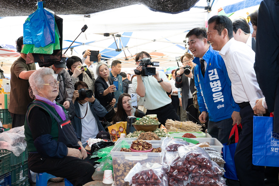성남 모란시장 민속5일장 찾은 정청래 대표