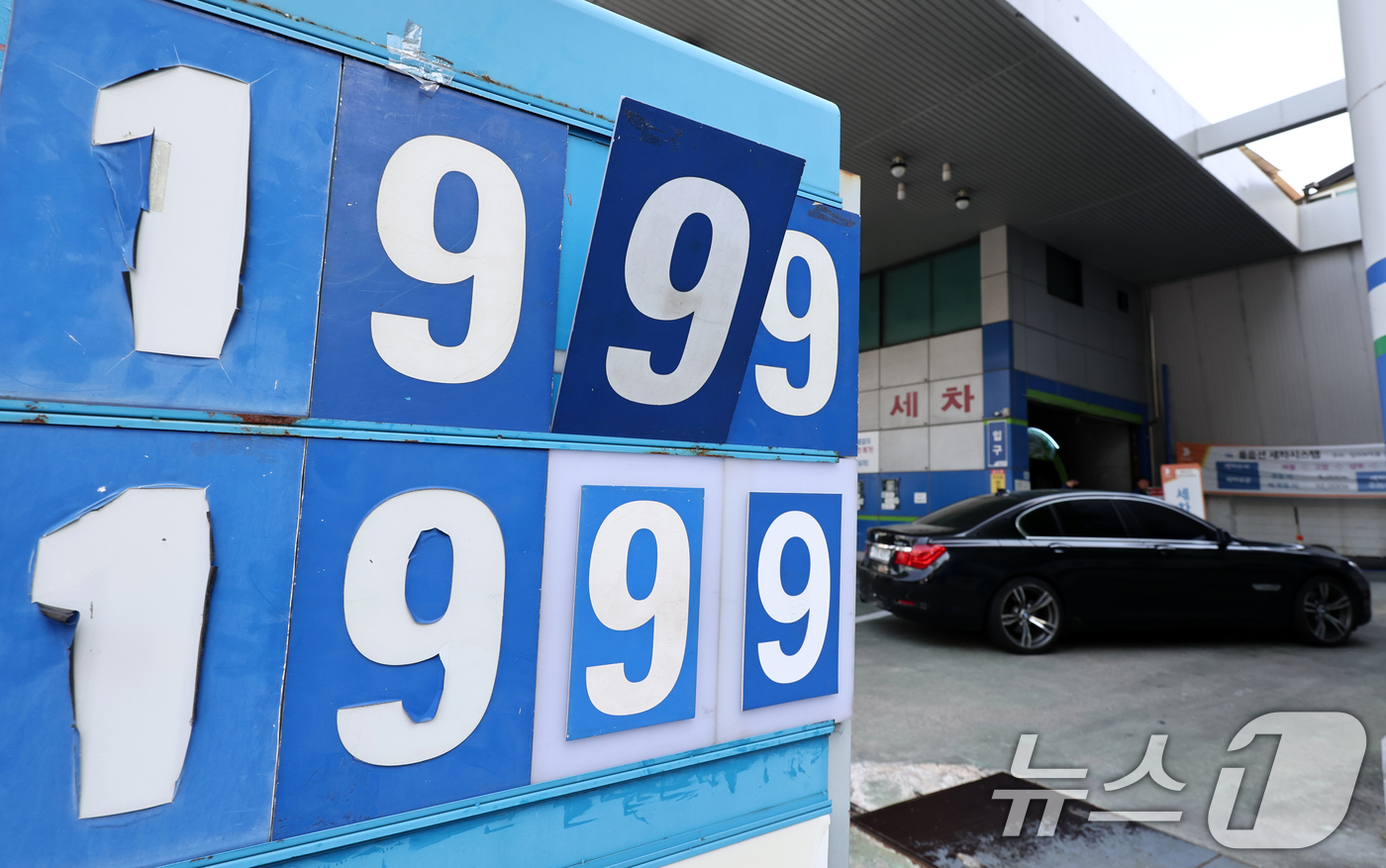 (서울=뉴스1) 최지환 기자 = 전국 평균 휘발유 가격이 리터당 2000원을 넘어선 가운데 19일 서울의 한 주유소에 유가 정보가 표시돼 있다.한국석유공사 유가정보시스템 오피넷에 …