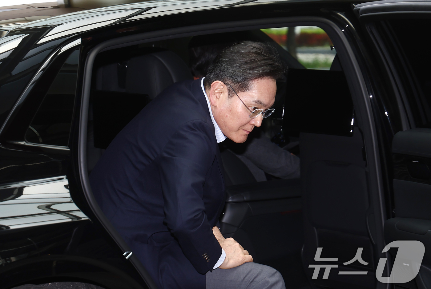 (서울=뉴스1) 김민지 기자 = 이재용 삼성전자 회장이 19일 오후 서울 강서구 김포비즈니스항공센터에서 이재명 대통령의 인도·베트남 순방 경제사절단 동행을 위해 출국하기 위해 차량 …