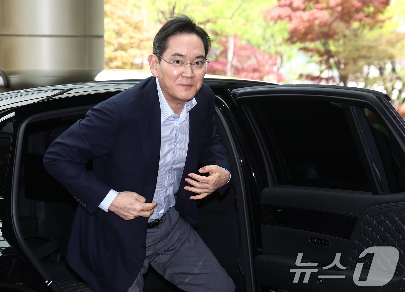 (서울=뉴스1) 김민지 기자 = 이재용 삼성전자 회장이 19일 오후 서울 강서구 김포비즈니스항공센터에서 이재명 대통령의 인도·베트남 순방 경제사절단 동행을 위해 출국하고 있다. 2 …