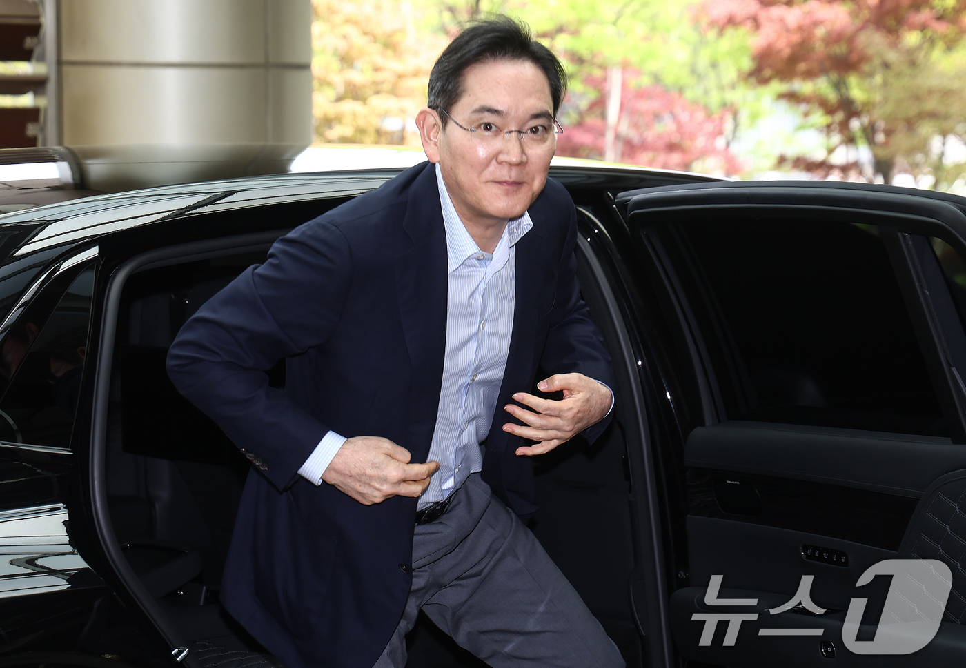 (서울=뉴스1) 김민지 기자 = 이재용 삼성전자 회장이 19일 오후 서울 강서구 김포비즈니스항공센터에서 이재명 대통령의 인도·베트남 순방 경제사절단 동행을 위해 출국하고 있다. 2 …