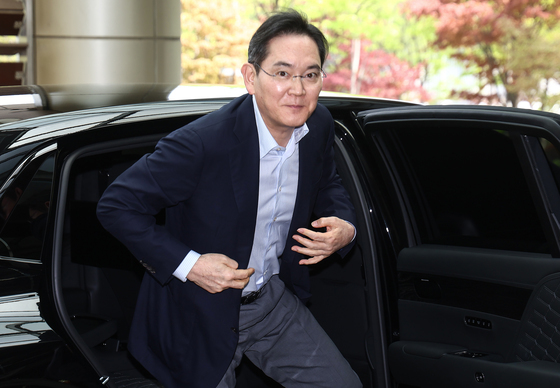 인도 순방 경제사절단 동행위해 출국하는 이재용 회장