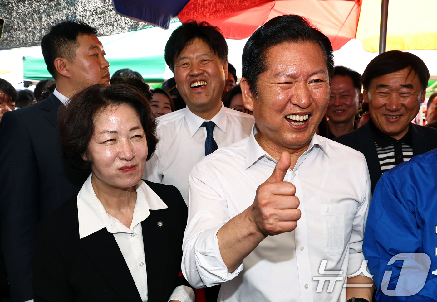 (성남=뉴스1) 이승배 기자 = 정청래 더불어민주당 대표가 19일 오후 경기 성남시 모란시장 민속5일장에서 구매한 사탕을 먹고 엄지를 들어보이고 있다. (공동취재) 2026.4.1 …