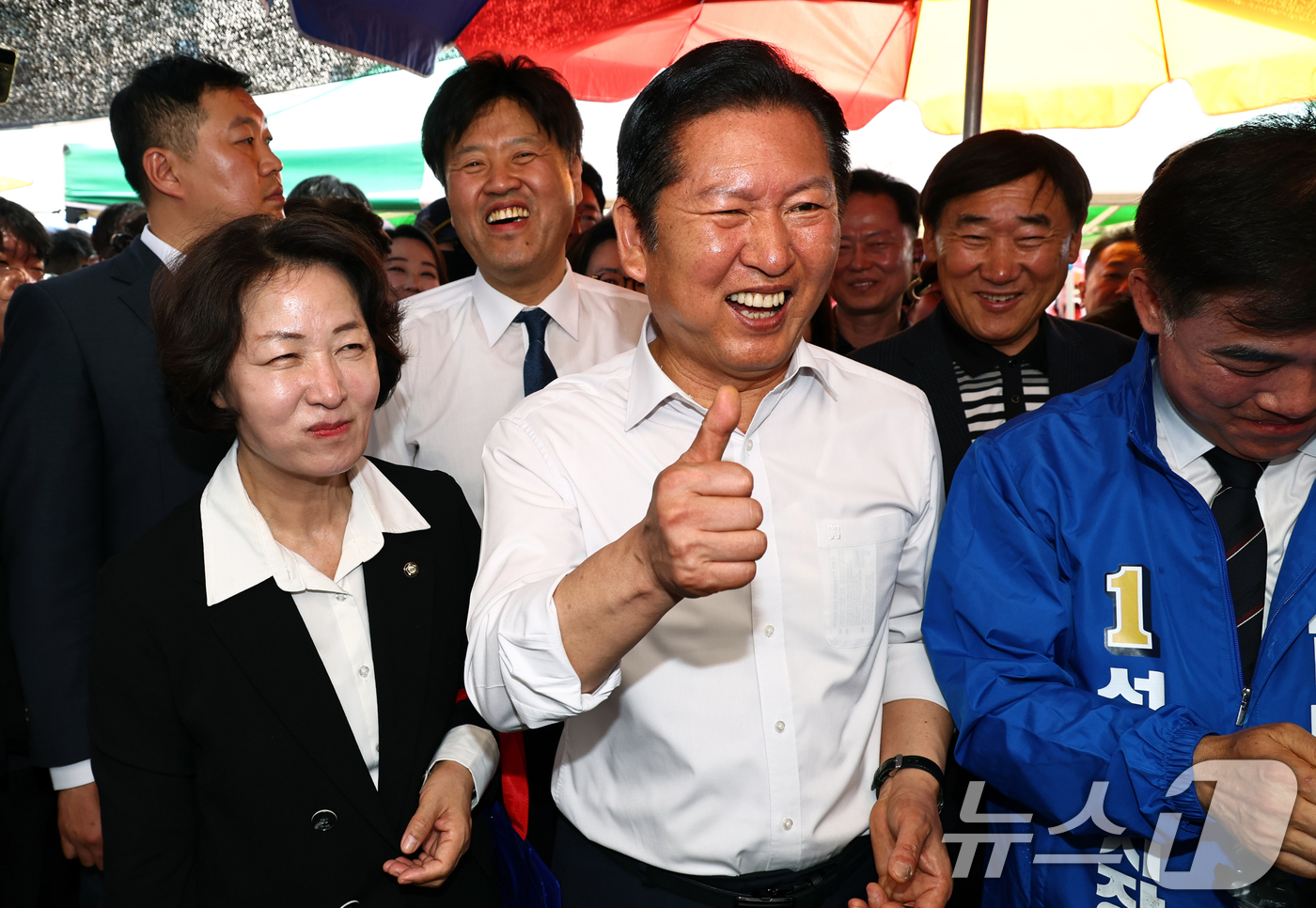 (성남=뉴스1) 이승배 기자 = 정청래 더불어민주당 대표가 19일 오후 경기 성남시 모란시장 민속5일장에서 구매한 사탕을 먹고 엄지를 들어보이고 있다. (공동취재) 2026.4.1 …