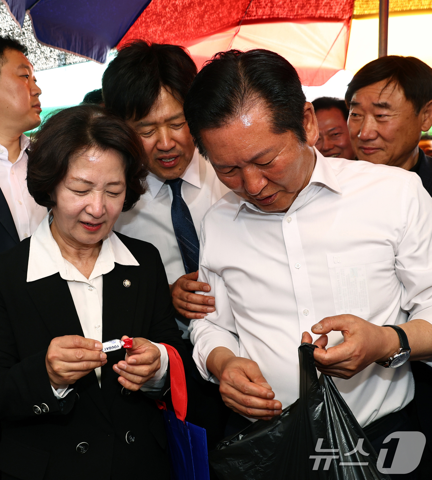 (성남=뉴스1) 이승배 기자 = 김용 전 민주연구 부원장이 19일 오후 경기 성남시 모란시장 민속5일장에서 민생현장방문중인 정청래 대표에게 사탕을 달라고 말하고 있다. (공동취재) …